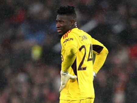 Onana liên tục mắc lỗi sai, De Gea xem MU thi đấu