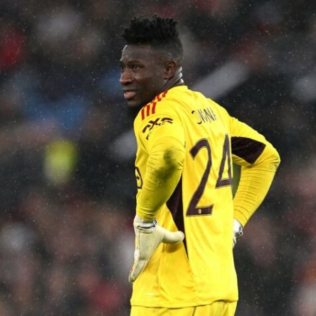 Onana liên tục mắc lỗi sai, De Gea xem MU thi đấu